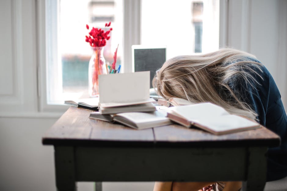 Istirahatlah sesekali agar mata tidak menjadi lelah dan terhindar dari pusing. (Foto: pexels/Andrea Piacquadio)