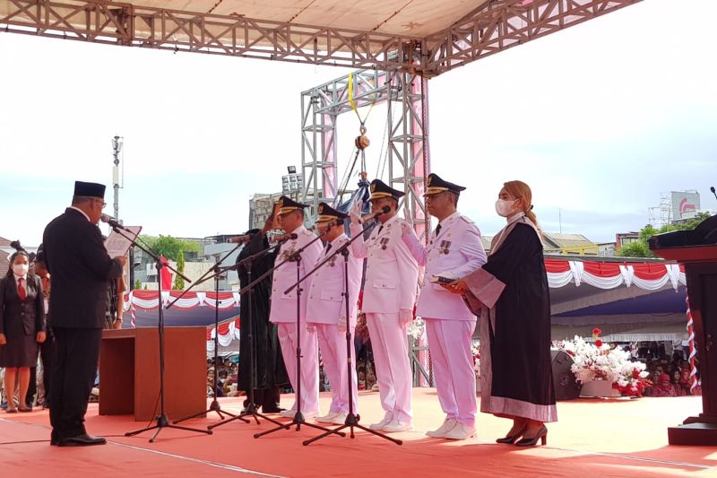 Gubernur Maluku Murad Ismail melantik empat penjabat Bupati dan Wali Kota yang telah berakhir masa jabatan pada tanggal 22 Mei 2022, di lapangan Merdeka Ambon, Selasa (24/5). ANTARA/Penina F Mayaut.