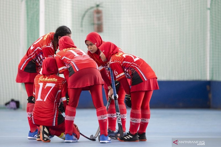 Pemain hoki putri DKI Jakarta menyusun strategi ketika melawan tim hoki putri Papua Barat dalam penyisihan Hoki Ruangan Putri PON Papua di Stadion Indoor Doyo Baru, Kabupaten Jayapura, Papua, Rabu (6/10/2021). Tim hoki DKI jakarta kalahkan tim hoki Papua Barat dengan skor 3-0. ANTARA FOTO/M Risyal Hidayat/wsj. (ANTARA FOTO/M RISYAL HIDAYAT)