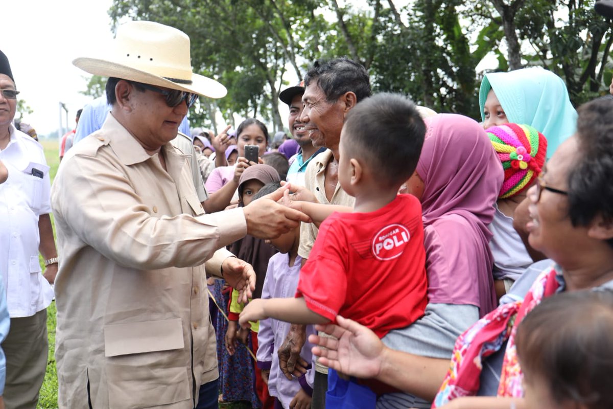 Calon Presiden nomer urut 02, Prabowo Subianto melakukan kunjungannya di Desa Slinga, Kecamatan Kaligondang, Kabupaten Purbalingga, Jawa Tengah, Rabu (13/2). Foto: Twitter/@Gerindra