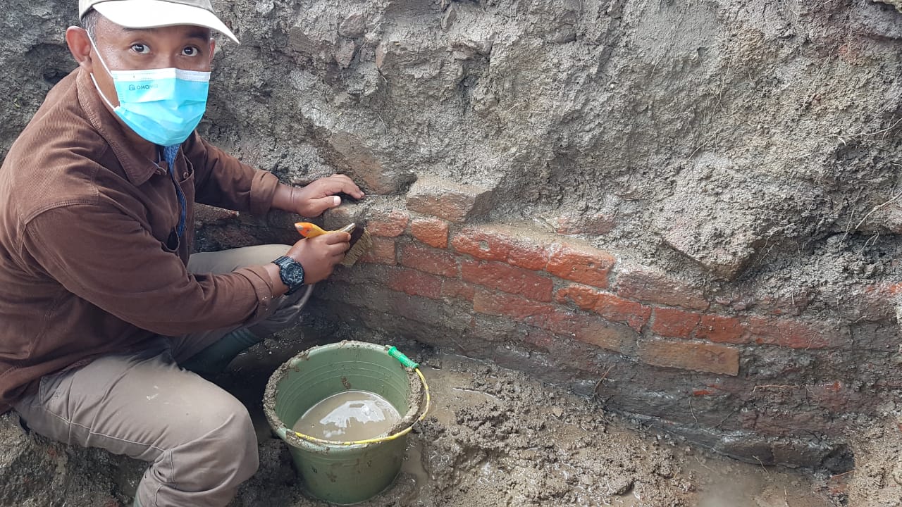 Struktur bangunan berupa bata susun di Situs Sambimaya. (Foto: Tim Arkeologi)