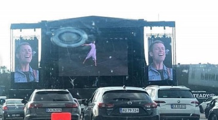 Viral! Musisi Asal Denmark Buat Konser 'Drive In', Penonton #DiMobilAja