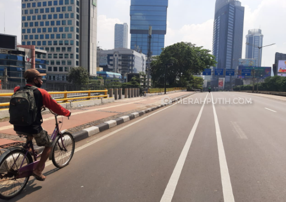 Masih Ada Warga yang Berolahraga dan Bersepeda di Sudirman-Thamrin