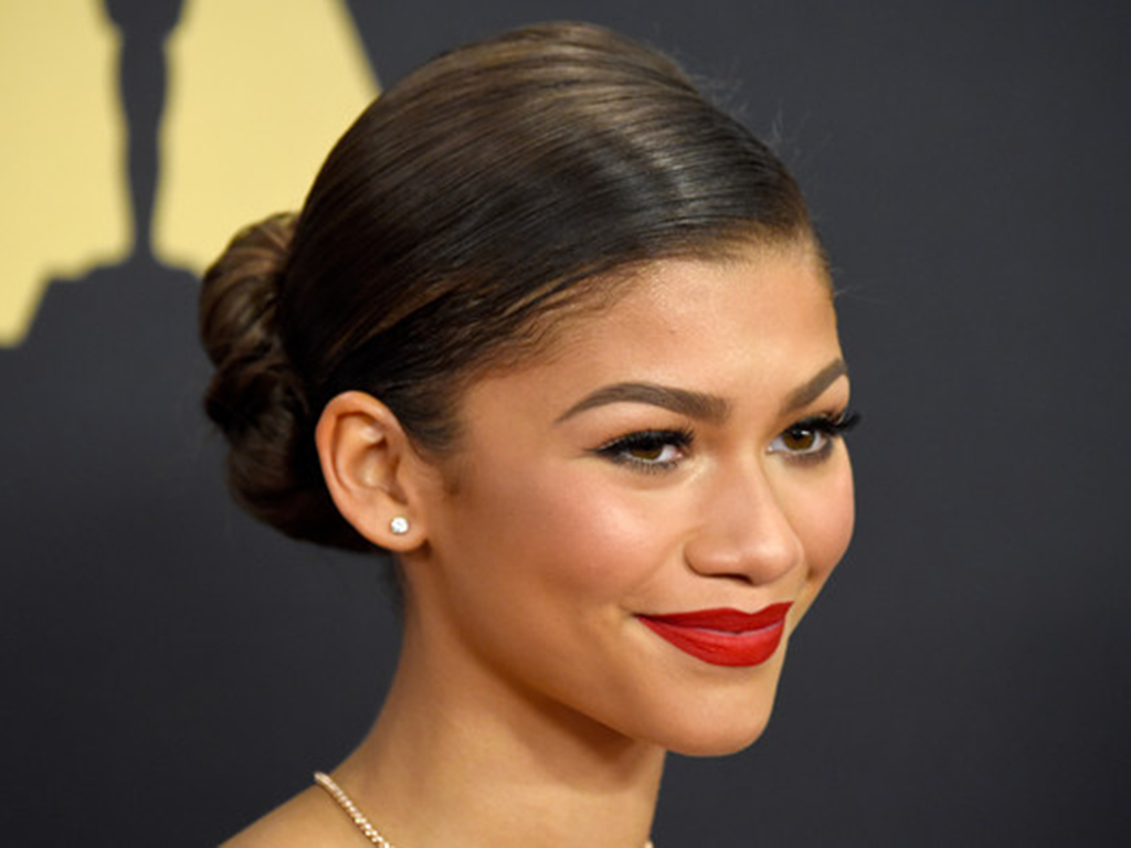 Zendaya dengan sleek bun. (Foto Fashion Mio)