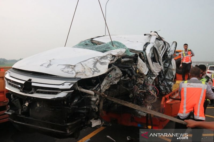 Petugas mengevakuasi mobil Pajero nopol B 1264 BJU yang ditumpangi artis Vanessa Angel dan keluarganya usai mengalami kecelakaan di ruas tol Jombang-Mojokerto KM 672 arah Surabaya di Bandarkedungmulyo, Kabupaten Jombang, Jawa Timur, Kamis (4/11/2021). Kecelakaan tersebut menewaskan Vanessa Angel dan suaminya Febri Ardiansyah, sementara tiga orang penumpang lainnya mengalami luka-luka. Insiden ini diduga akibat sopir mengantuk. ANTARA Jatim/Syaiful Arif/zk 