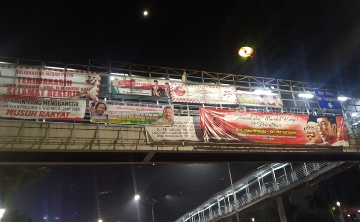 Spanduk Ucapan Selamat Kepada Jokowi-Ma'ruf Mulai Bertebaran di Ruas Jalan Ibu Kota
