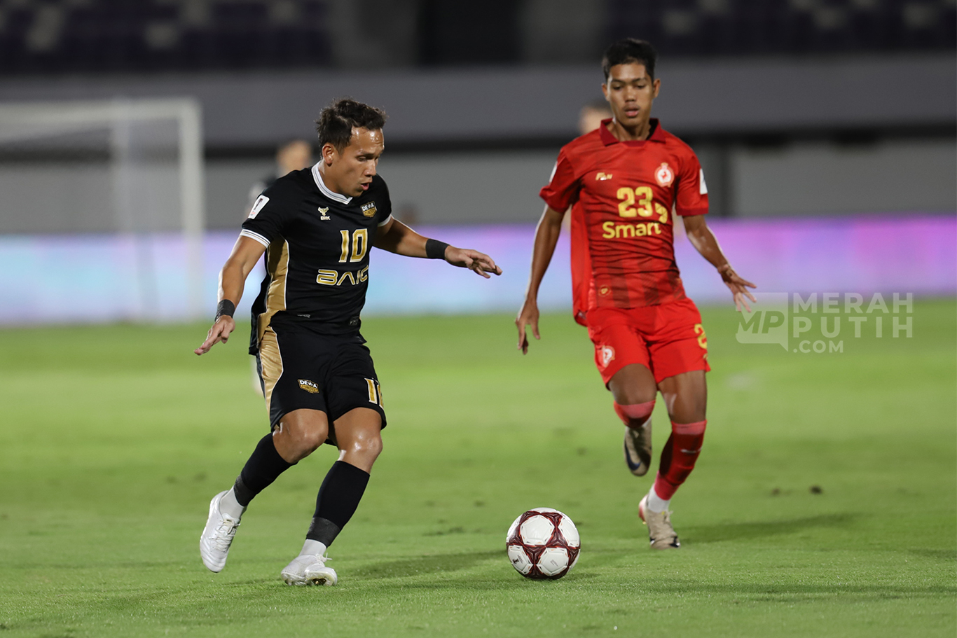 Pesepak bola Dewa United Banten Egy Maulana Vikri berusaha melewati pemain Phnom Penh Crown pada pertandingan AFC Challenge League di Stadion Indomilk Arena, Kabupaten Tangerang, Banten, Minggu (26/10/2025).