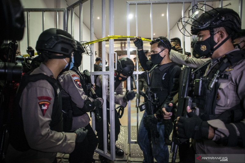 Personel kepolisian bersenjata berjaga saat tim Densus 88 Antiteror melakukan penggeledahan di bekas markas Front Pembela Islam (FPI), Petamburan, Jakarta, Selasa (27/4/2021). Tim Densus 88 Antiteror menggeledah tempat tersebut pascapenangkapan mantan Sekretaris Umum Front Pembela Islam (FPI) Munarman terkait kasus dugaan tidak pidana terorisme. ANTARA FOTO/Aprillio Akbar/foc.