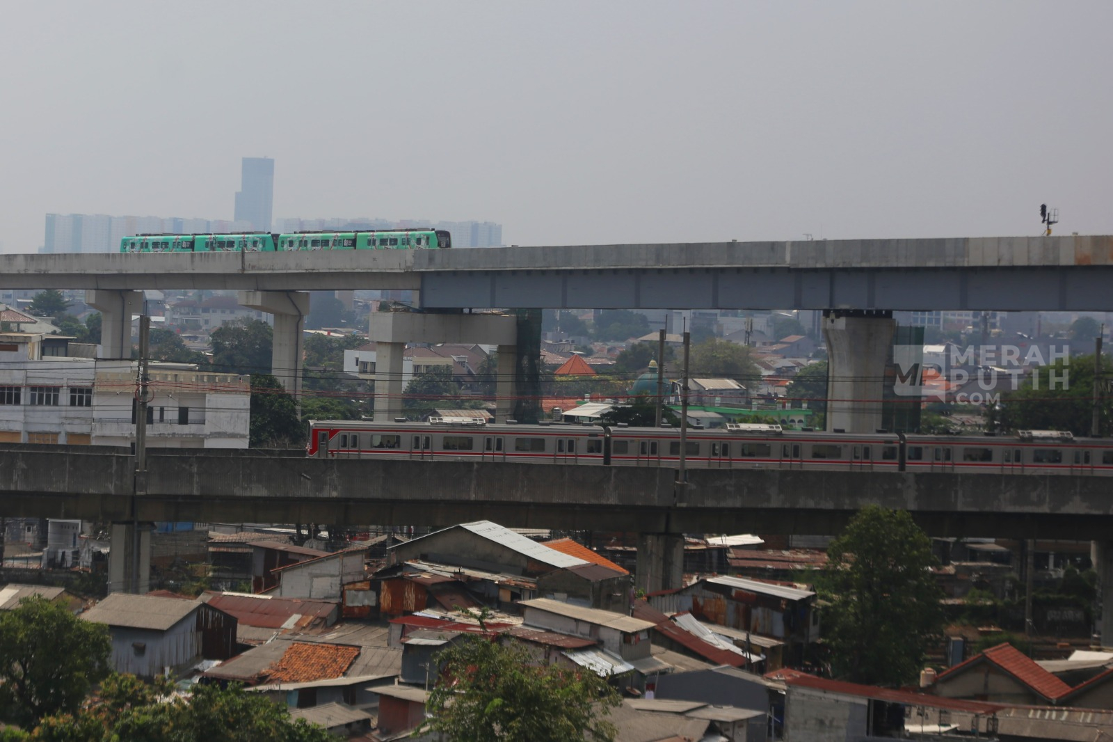 Rangkaian LRT Jakarta Kelapa Gading-Manggarai Jalani Uji Coba di Jalur Elevated