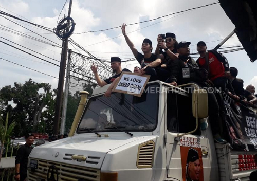 Bebas Dari Penjara, Ahmad Dhani Disambut Pendukung Bak Pahlawan