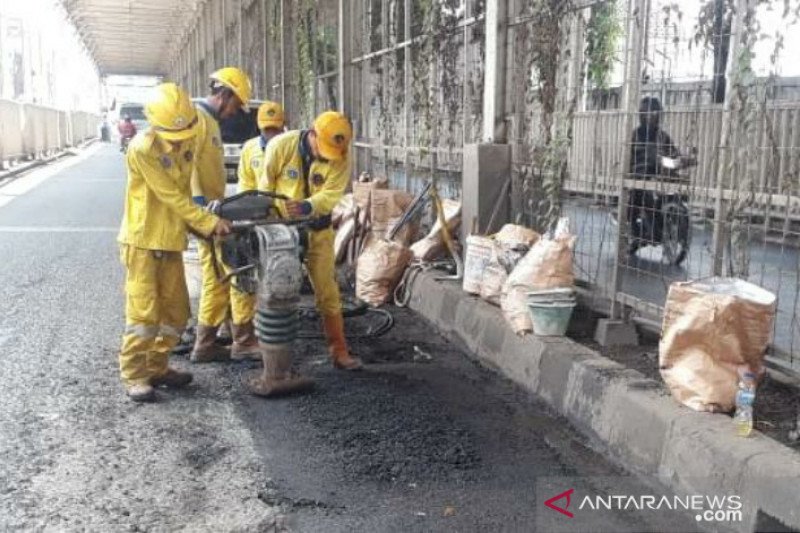 Ruas jalan yang mengalami kerusakan di Jakarta