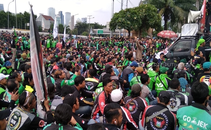  Kecewa Tuntutan Tak Diakui, Ribuan Driver Ojol Geruduk Gedung DPR