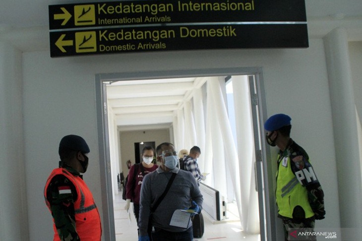 Sejumlah WNI dari Timor Leste tiba di bandara El Tari Kupang, Kota Kupang, NTT Jumat (22/01/2021). Sebanyak 108 WNI yang bekerja dan tinggal di Timor Leste kembali ke Indonesia menggunakan fasilitas Repatrasi Mandiri menggunakan pesawat Citilink yang difasilitasi langsung oleh Kedutaan Besar RI di Timor Leste karena adanya pemberlakukan "lockdown' oleh pemerintah Timor Leste.ANTARA FOTO/Kornelis Kaha.
