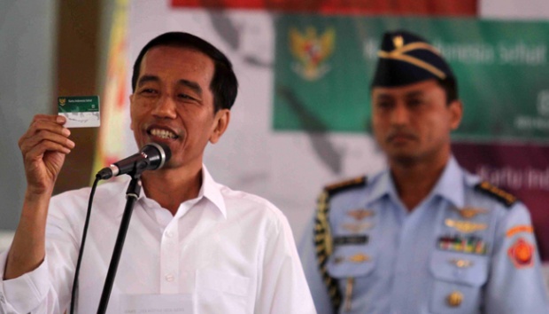 Joko Widodo kembali memamerkan program bagi-bagi kartu baru saat menyampaikan pidato di acara Konvensi Rakyat Optimis Indonesia Maju pada Minggu 24 Februari 2019.