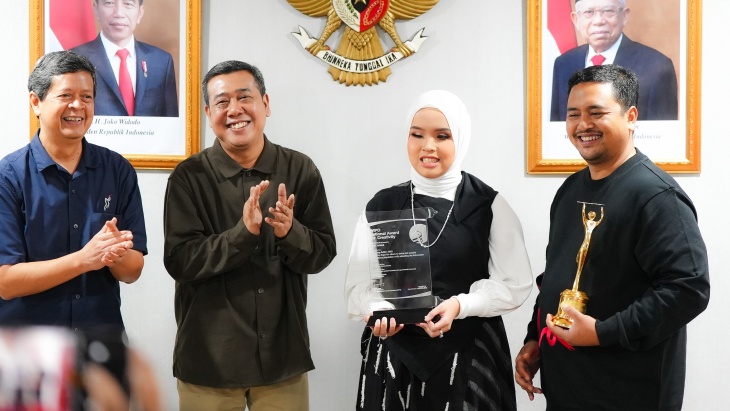 Putri Ariani Terima Penghargaan AMI Awards Inspiring Artist