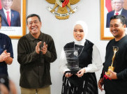 Putri Ariani Terima Penghargaan AMI Awards Inspiring Artist