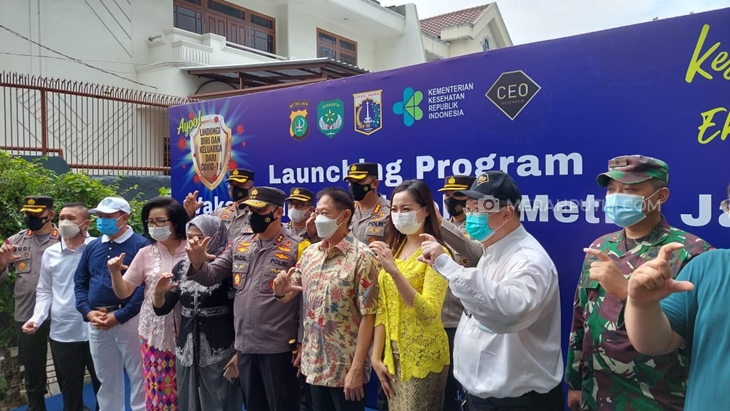   Kapolda Metro Jaya Irjen Fadil Imran (tengah) saat peluncuran program vaksinasi massal di DKI Jakarta. (Foto: MP/Kanugrahan)