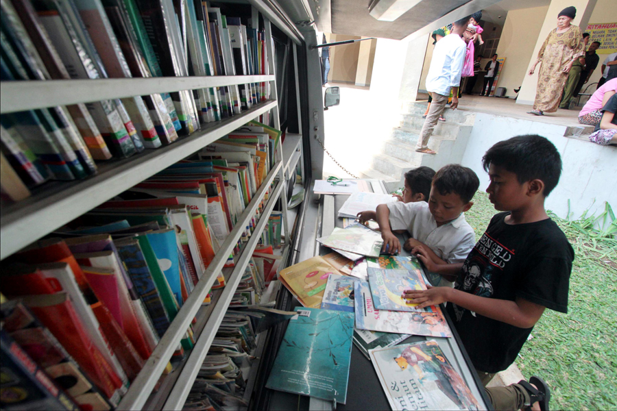 Perpustakaan keliling di halaman Rusun  Jatinegara, Jakarta Timur. (MP/Dery Ridwansah)