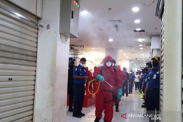 Penyemprotan disibfektan oleh petugas Damkar DKI untuk mencegah COVID-19 di Pasar Senen, Selasa (9/6/2020). (ANTARA/Livia Kristianti)
