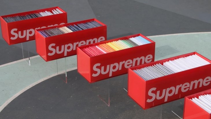 Koleksi 253 T-Shirt Supreme Diperkirakan Terjual Rp28 miliar di Balai Lelang Christie