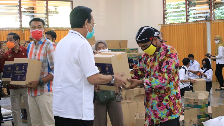 Sultan Hamengku Buwono X menyerahkan bantuan secara simbolik kepada pelaku wisata di Yogyakarta