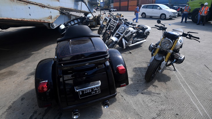 Sejumlah petugas berada di dekat motor mewah milik tersangka Bupati Hulu Sungai Tengah (nonaktif) Abdul Latif di Pelabuhan Tanjung Priok. (ANTARA FOTO/Sigid Kurniawan)