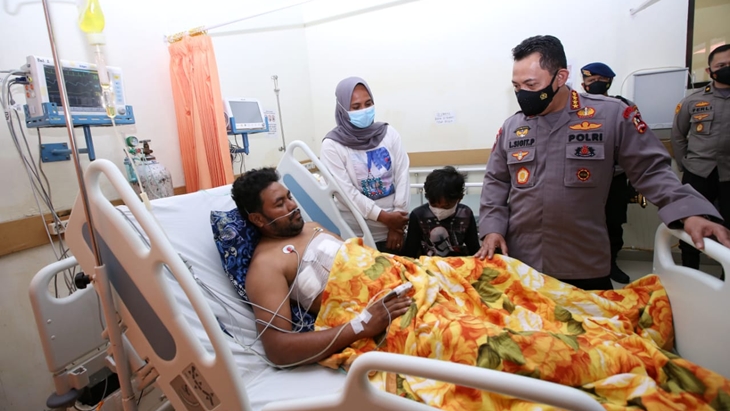 Kapolri Jenderal Listyo Sigit Prabowo menjenguk beberapa anggota Polri yang tengah menjalani perawatan akibat baku tembak dengan KKB Papua. (Foto: MP/Humas Polri)
