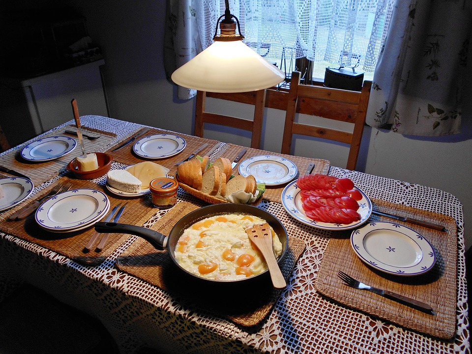 Pilih meja makan terlebih dahulu (Sumber: Pixabay/JerzyGorecki)