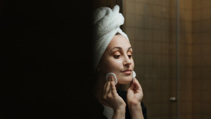 Begini Cara Penata Rias Membersihkan Spons Makeup