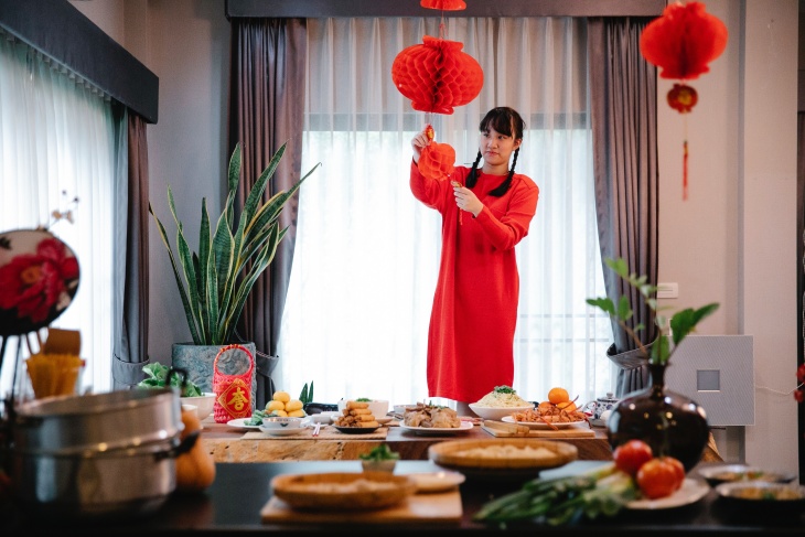 Ide Padu Padan Warna Outfit dengan Pakaian Merah untuk Imlek