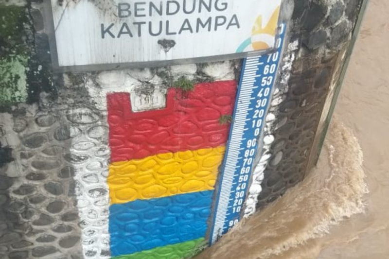 Tinggi permukaan air di Bendung Katulampa, Kota Bogor, pada Senin (24/2/202), pagi tercatat 100 cm atau Siaga III. (Antaranews/HO/Petugas Jaga Katulampa)