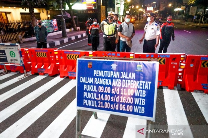 Sejumlah ruas jalan raya di Kota Bandung dilakukan penutupan pada malam hari. (ANTARA/HO-Humas Pemkot Bandung)
