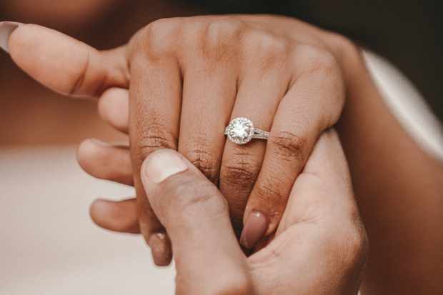 Menyematkan Cincin di Jari Tertentu Punya Makna Berbeda