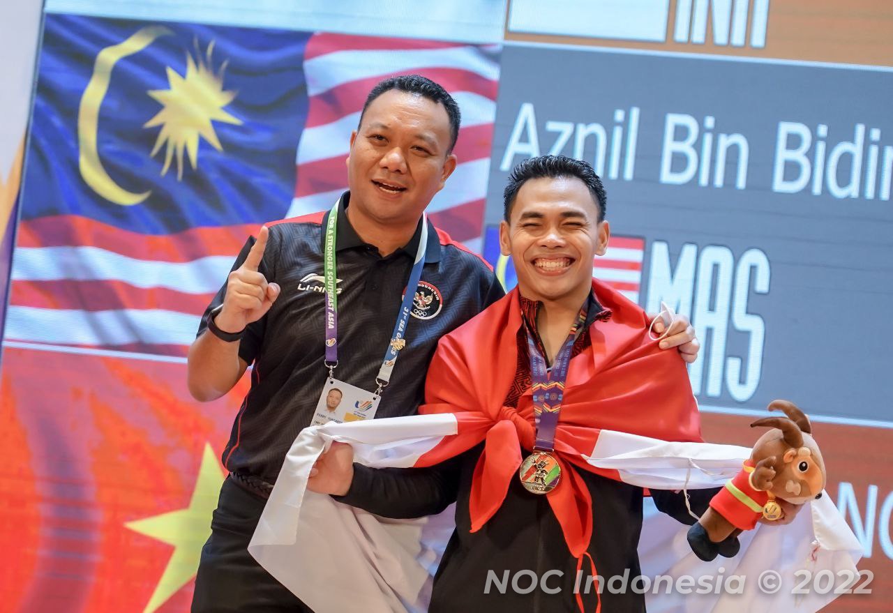 Eko Yuli Irawan bersama Chef de Mission (CdM) kontingen Indonesia, Ferry Kono (Foto: NOC Indonesia/MP Media/Evan Andraws)