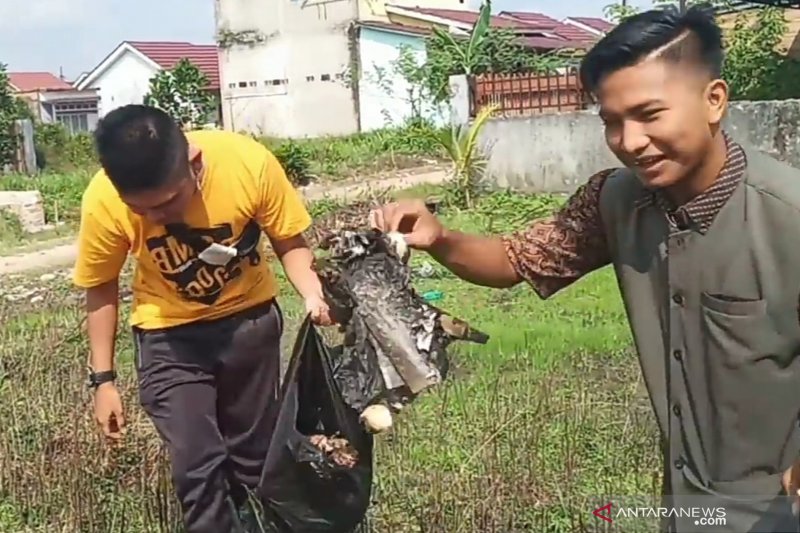 Tersangka tampak mengumpulkan sampah sebelum melakukan prank seperti dalam video youtubenya (ANTARA/Aziz Munajar/20)