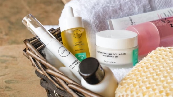 Paparan sinar matahari dan suhu hangat mendorong pertumbuhan bakteri yang menyebabkan bau busuk. (Foto: unsplash.com/Poko Skincare)