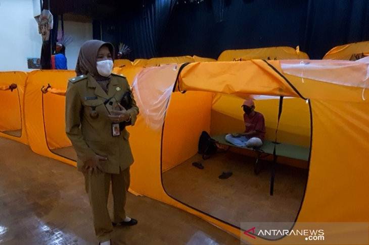 Lurah Kebon Melati Winetrin berkomunikasi dengan warganya yang memiliki hasil rapid test reaktif di Balai Latihan Kesenin Jakarta Pusat, Senin (18/5/2020). (ANTARA/Livia Kristianti)