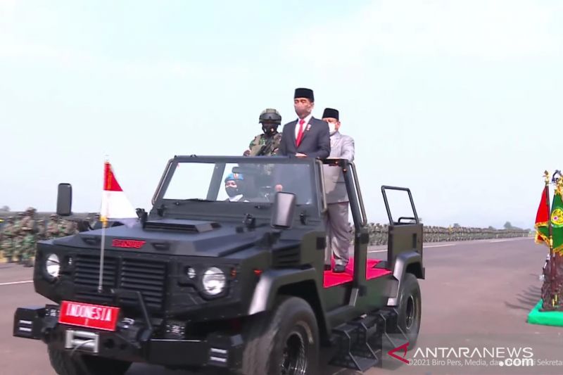 Presiden Joko Widodo dan Menteri Pertahanan Prabowo Subianto meninjau barisan komponen cadangan yang hadir dalam upacara Penetapan Komponen Cadangan Tahun Anggaran 2021 di Pusat Pendidikan dan Pelatihan Pasukan Khusus (Pusdiklatpassus) Bandung, Jawa Barat pada Kamis (7/10/2021). (ANTARA/Desca Lidya Natalia)