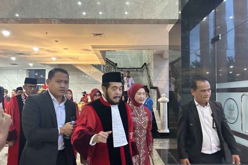 Anwar Usman Dipapah Usai Wisuda Purnatugas MK