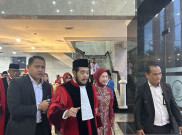 Anwar Usman Dipapah Usai Wisuda Purnatugas MK