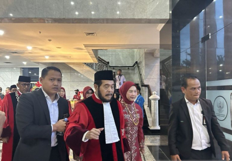 Anwar Usman Dipapah Usai Wisuda Purnatugas MK