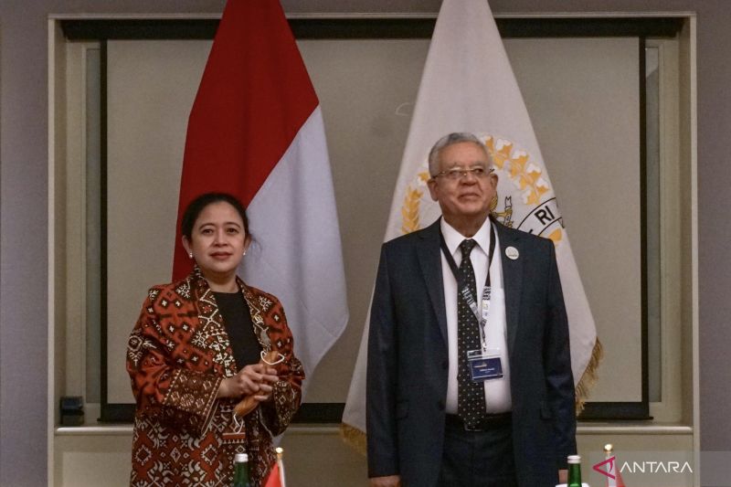 Ketua DPR RI Puan Maharani (kiri) dan Ketua DPR Mesir Hanafi Ali Gebaly (kanan) berfoto bersama setelah pertemuan bilateral yang diadakan di sela-sela Sidang Majelis Ke-144 IPU di Nusa Dua, Bali, Senin (21/3/2022). ANTARA/HO-Humas DPR RI