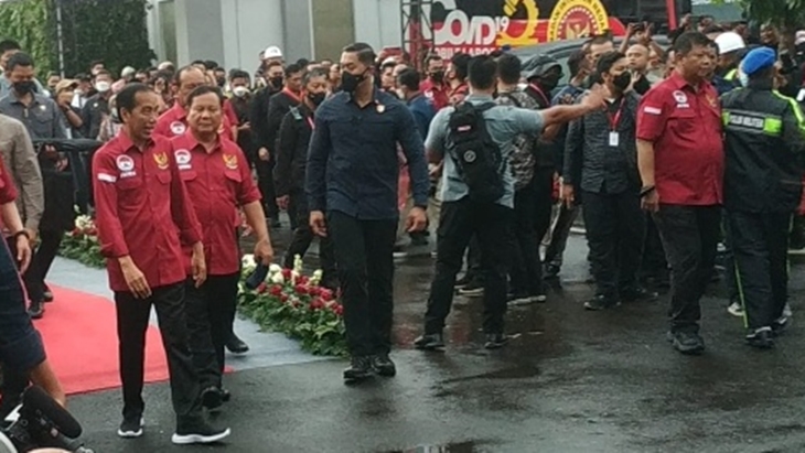 Kepala BIN Berseloroh Siapa Sosok Berambut Putih di Depan Prabowo dan Jokowi