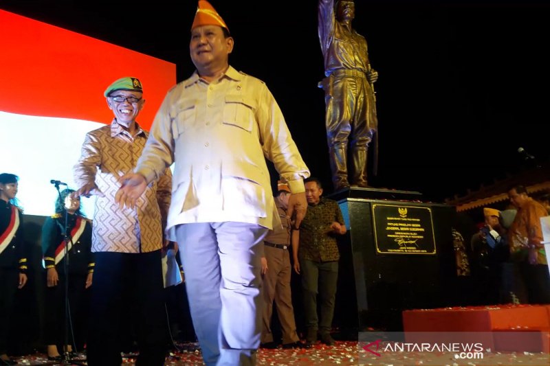 Menteri Pertahanan (Menhan) Republik Indonesia Prabowo Subianto berjalan seusai meresmikan patung Panglima Besar Jenderal Soedirman di Jalan Ring Road Barat, Turusan, Banyuraden, Kecamatan Gamping, Sleman, Daerah Istimewa Yogyakarta, Minggu (10/11/2019) malam. (ANTARA/Luqman Hakim)