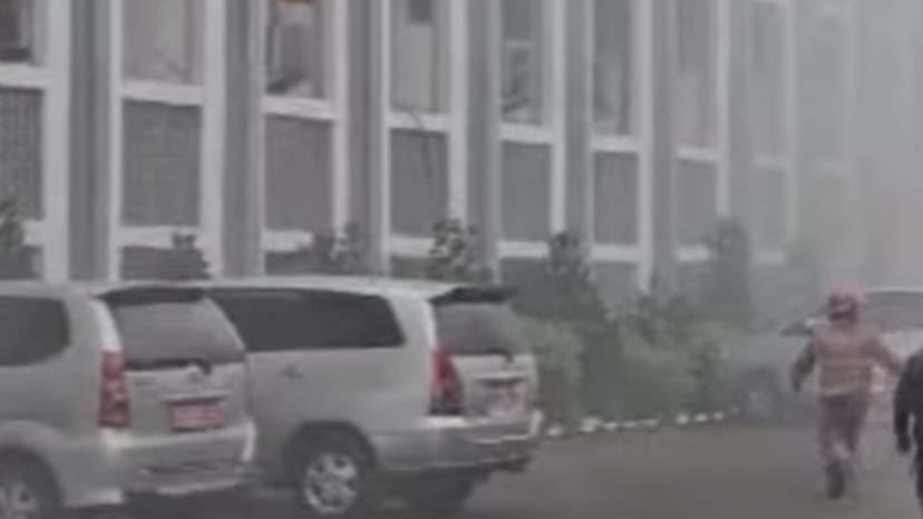 Gedung Kampus UIN Syarif Hidayatullah Terbakar, Petugas Berjibaku Padamkan Api