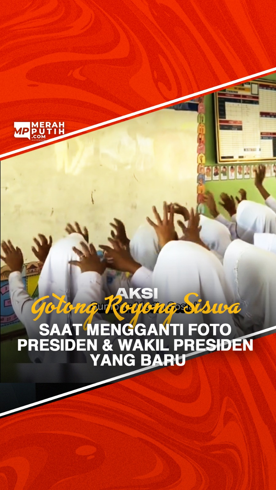 Aksi Gotong Royong Para Siswa Saat Ganti Foto Presiden dan Wakil Presiden Baru