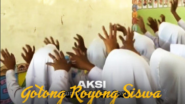 Aksi Gotong Royong Para Siswa Saat Ganti Foto Presiden dan Wakil Presiden Baru