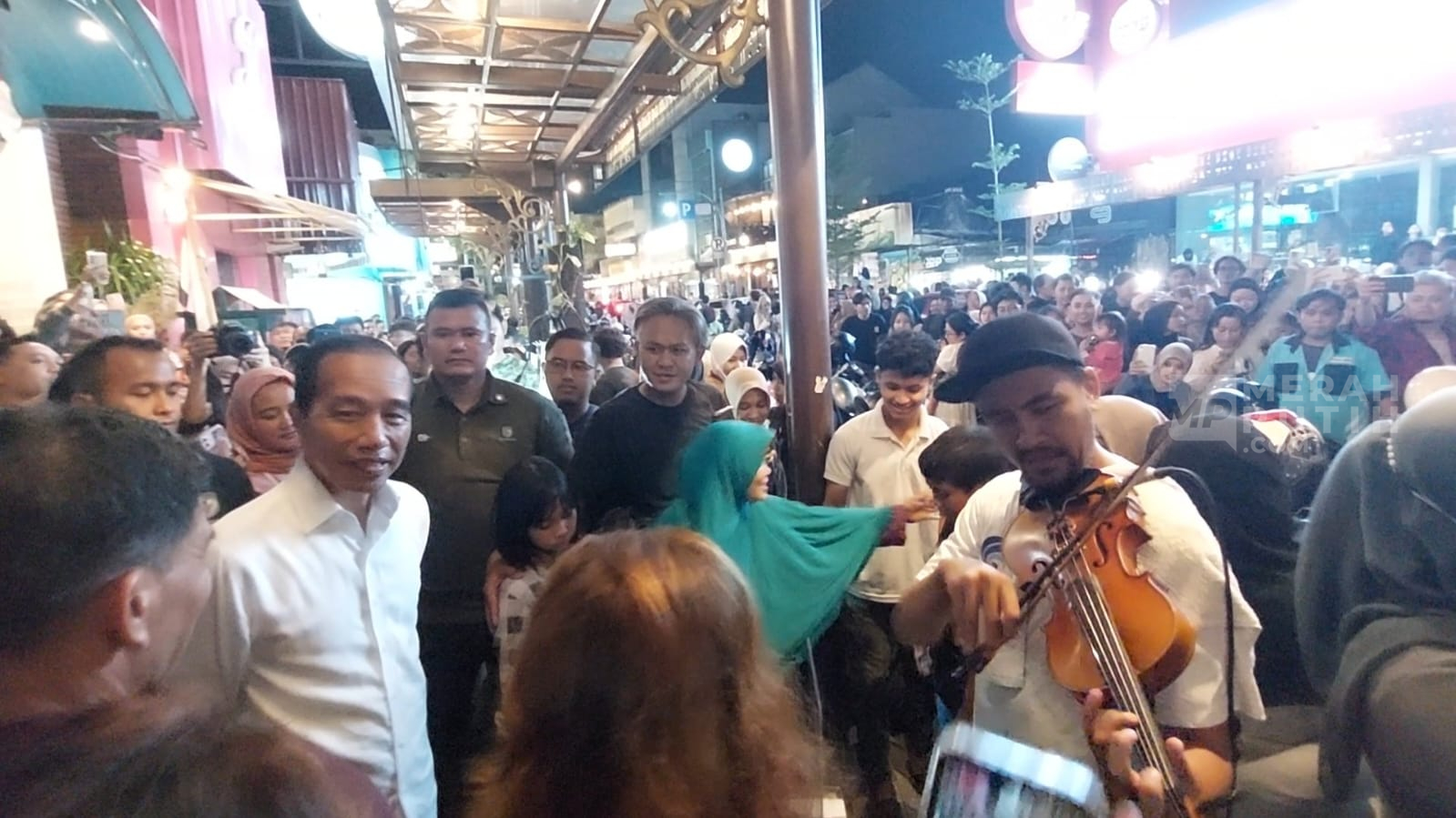 Gesekan Melodi Biola Pengamen Tunanetra Solo Hibur Malam Minggu Jokowi