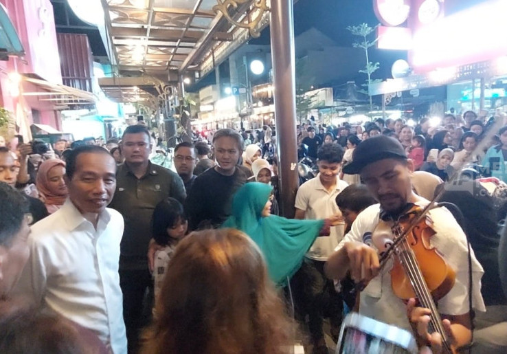 Gesekan Melodi Biola Pengamen Tunanetra Solo Hibur Malam Minggu Jokowi