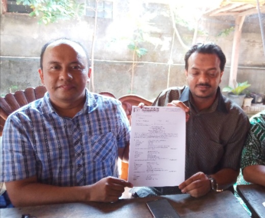 Kuasa Hukum PWSPP, Arif Sahudi menunjukkan gugatan Judical Review terkait pelaksanaan Pilkada yang diadakan Desember 2020, Selasa (9/6). (MP/Ismail)